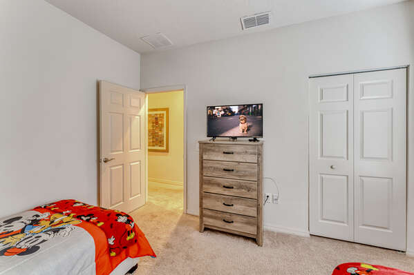 Bedroom 3 showing TV