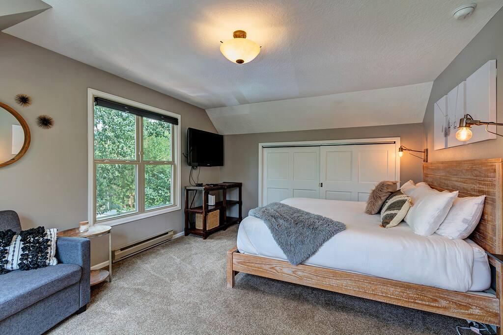 Master Bedroom with plush King bed and single pull out if needed for the kiddos!  Work station and mountain views!