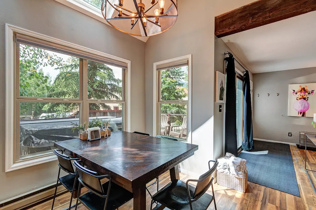 Dining for 6 ppl (leaf & folding chairs available), vaulted sky light ceilings, off of the main floor living room, perfect for entertaining your group