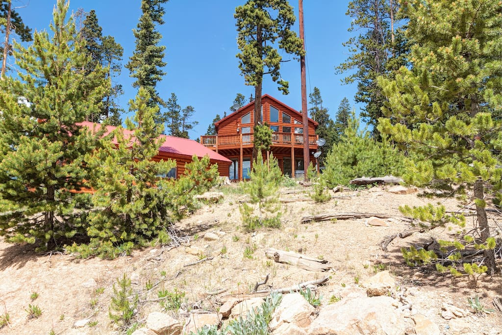 The High Alpine Lodge sits atop a beautiful mountain with incredible views of the high plains and Pikes Peak. Our luxury chalet offers the perfect combination of comfort, location and high level amenities and furnishings.