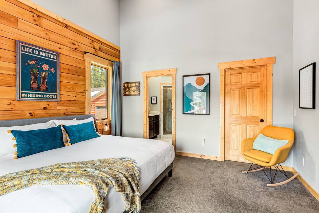 SUMMER Suite  - enjoy views of the mountains from your king-sized bed.