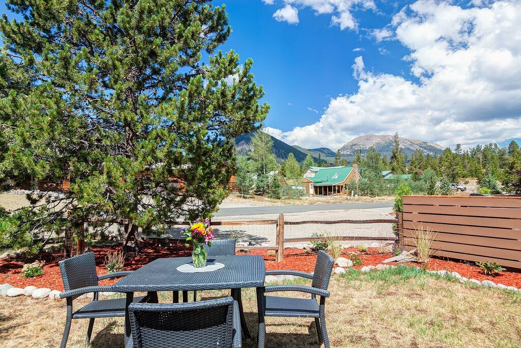 Mountain home with majestic views from the large fenced in yard! Perfect for pets.