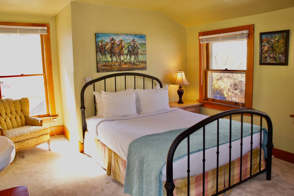 Pike Peak Room - Named after Americas Mountain, the famous Pikes Peak, this open and sunny room lives up to its namesake. Featuring a queen-size vintage black iron bed with luxury mattress and hotel quality linens.