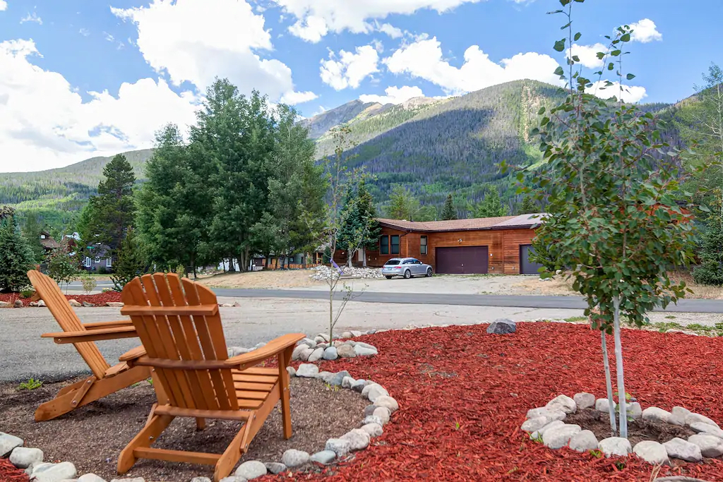 Outdoor seating with incredible views. Our neighborhood has a quintessential mountain town vibe. Enjoy walking your dogs and taking in the atmosphere.