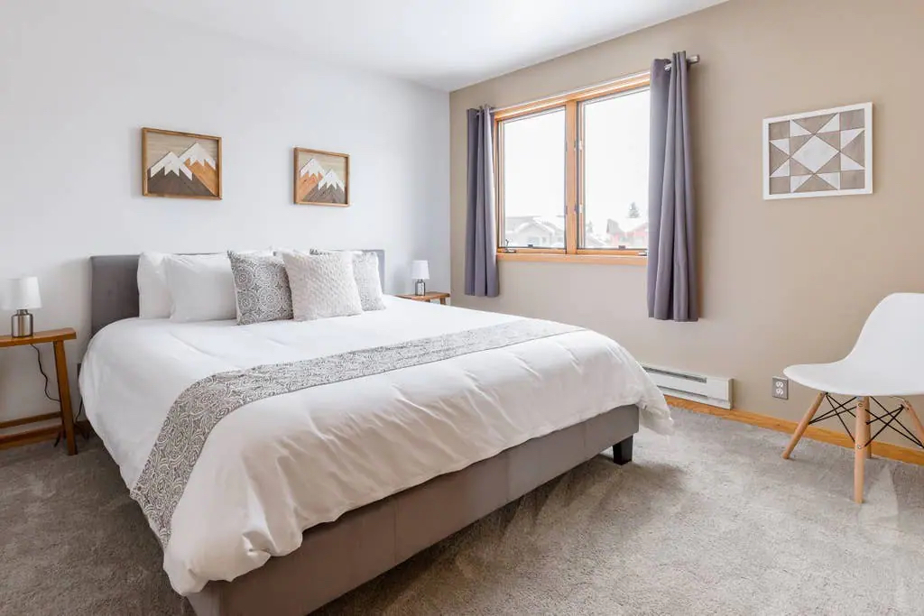 The Master bedroom features a hotel quality pillow top king bed with luxury linens,  and a cozy duvet.   Our guests RAVE about the comfort of this bed :)