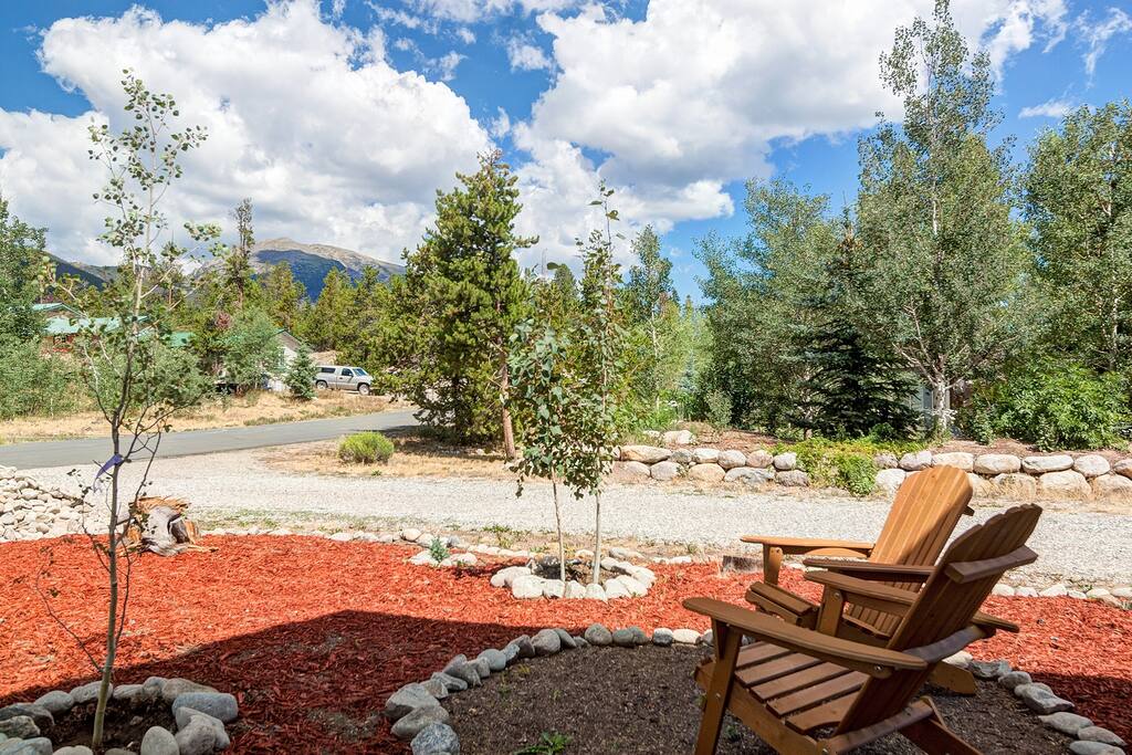 The Frisco Flat features a side yard with great views and room for your dog to play.