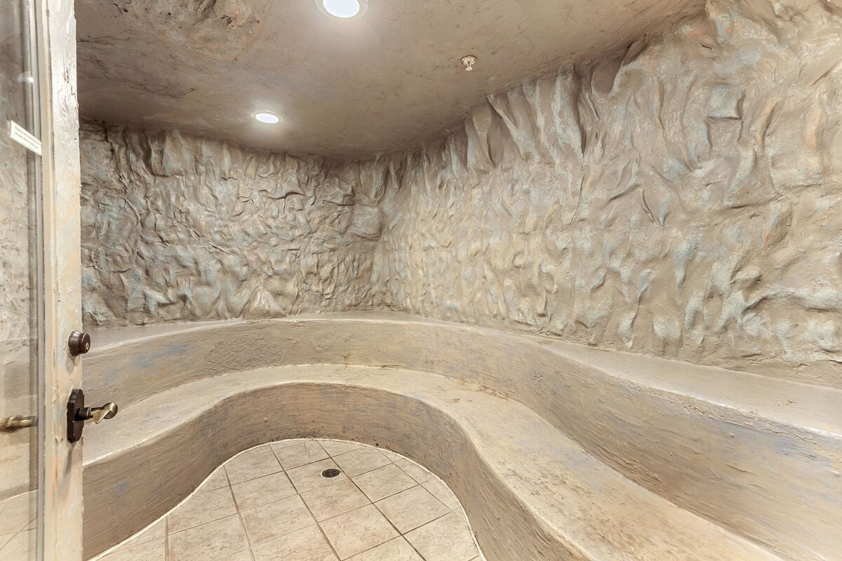 12 person Steam Sauna... Why Yes!  Star Mountain has one!