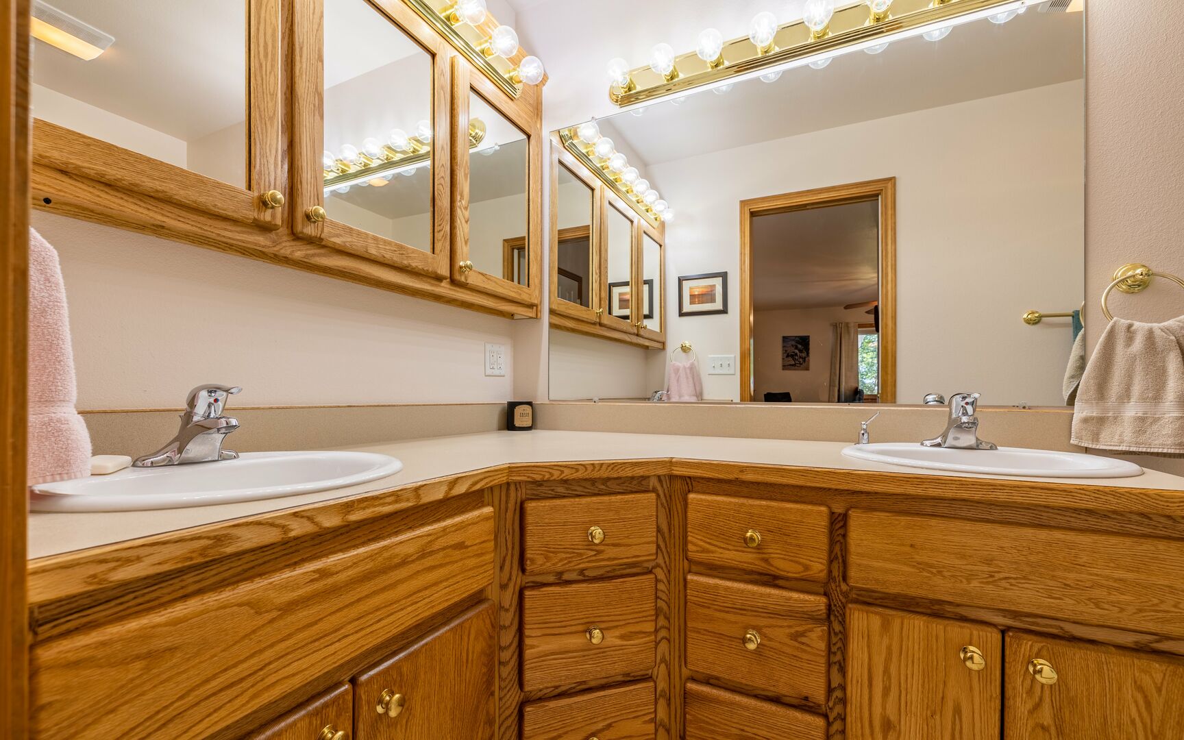 Double vanity in main bathroom
