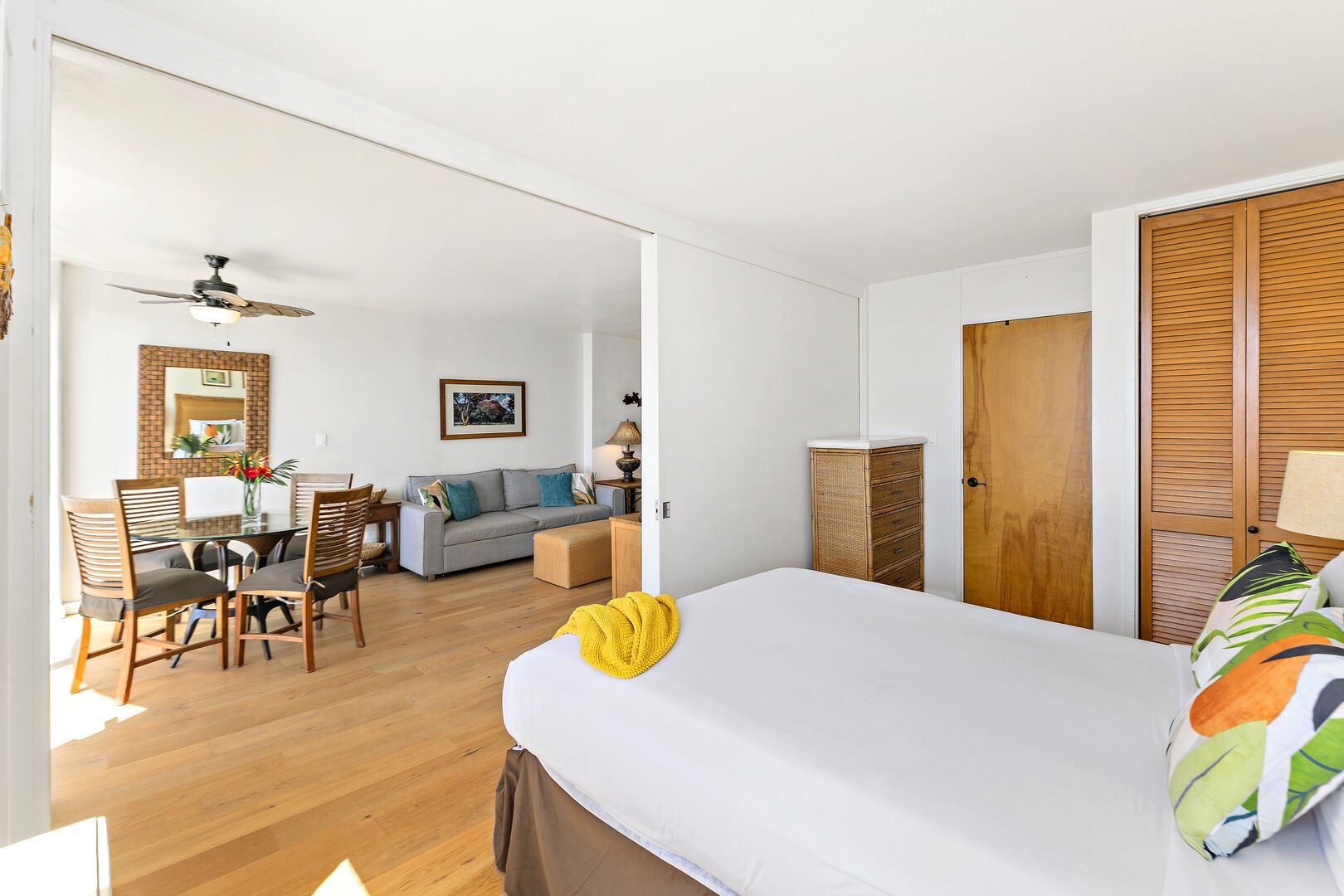 Queen-size bed. A sliding door separates the two ambiances. Access to the bathroom