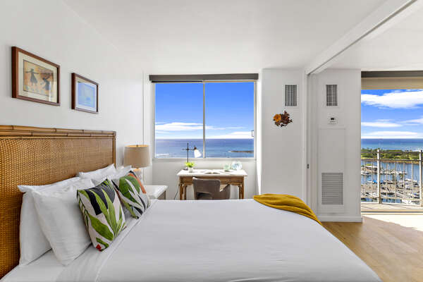 Bedroom with Queen-size bed and Ocean views, central AC