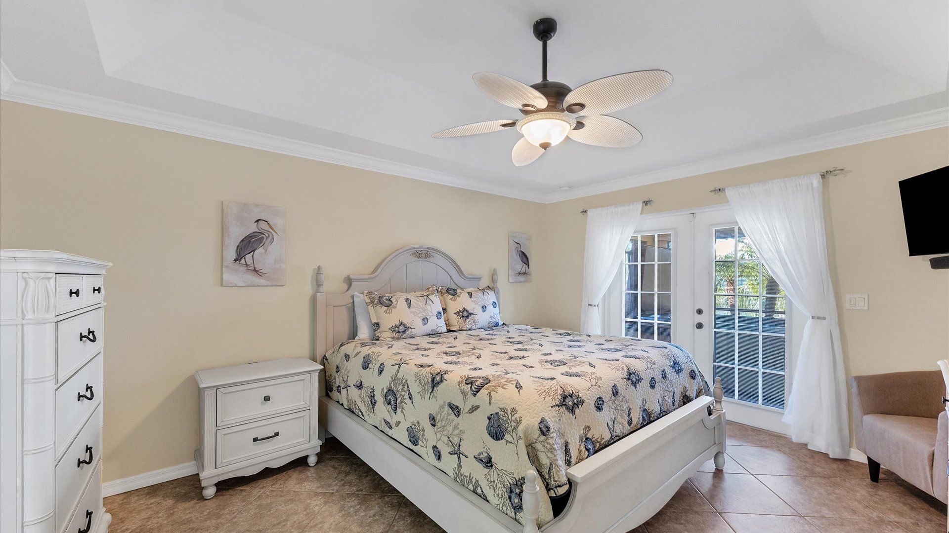 Master bedroom with queen bed and  lanai access