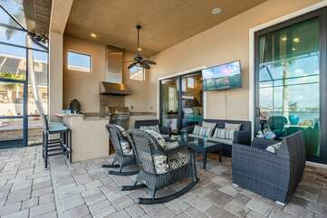 Outdoor kitchen in Cape Coral vacation rental