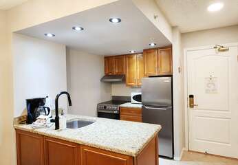 Fully Equipped Kitchen w/Stainless Steel Appliances