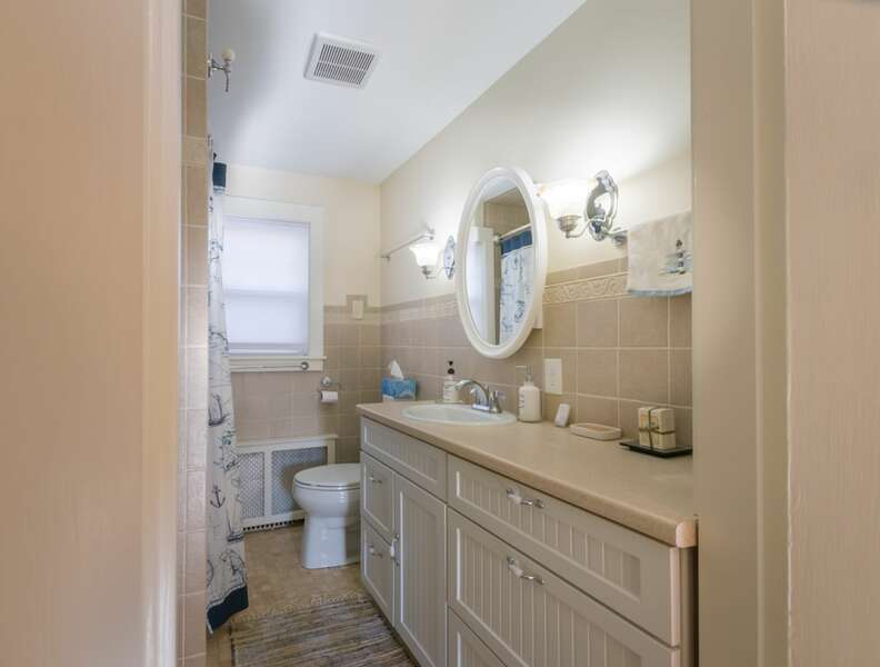 Main level bathroom with shower/tub combo.