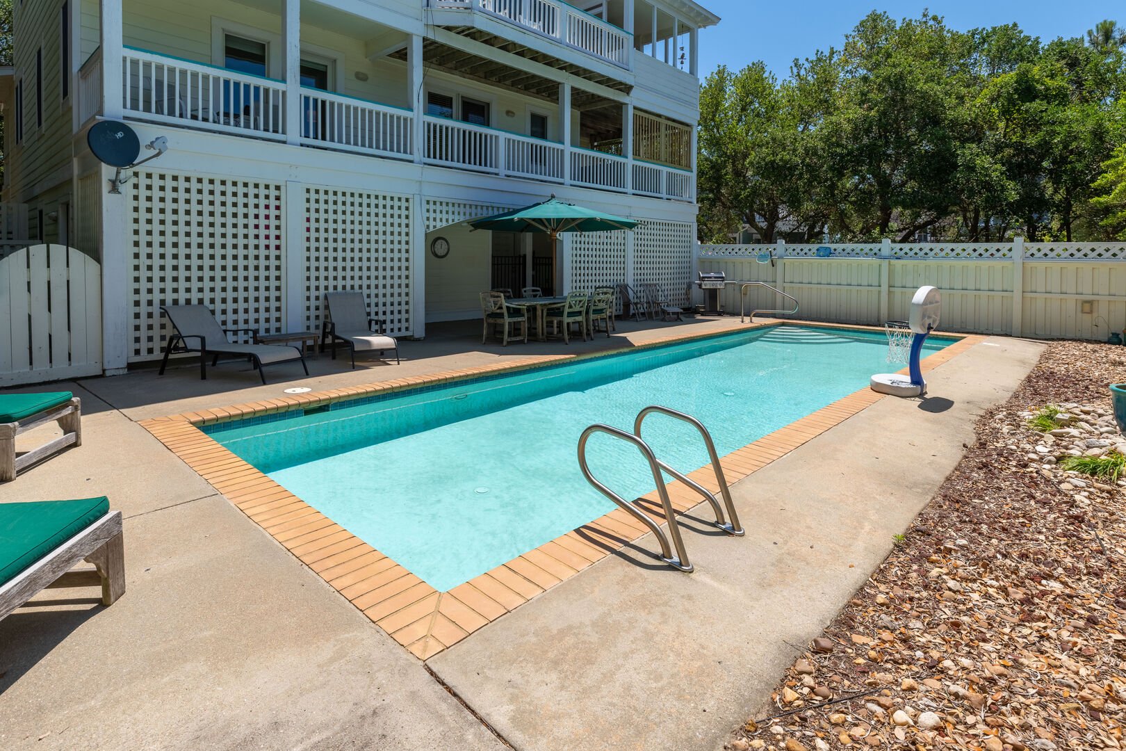 Private Pool: open mid-May to mid. Oct.