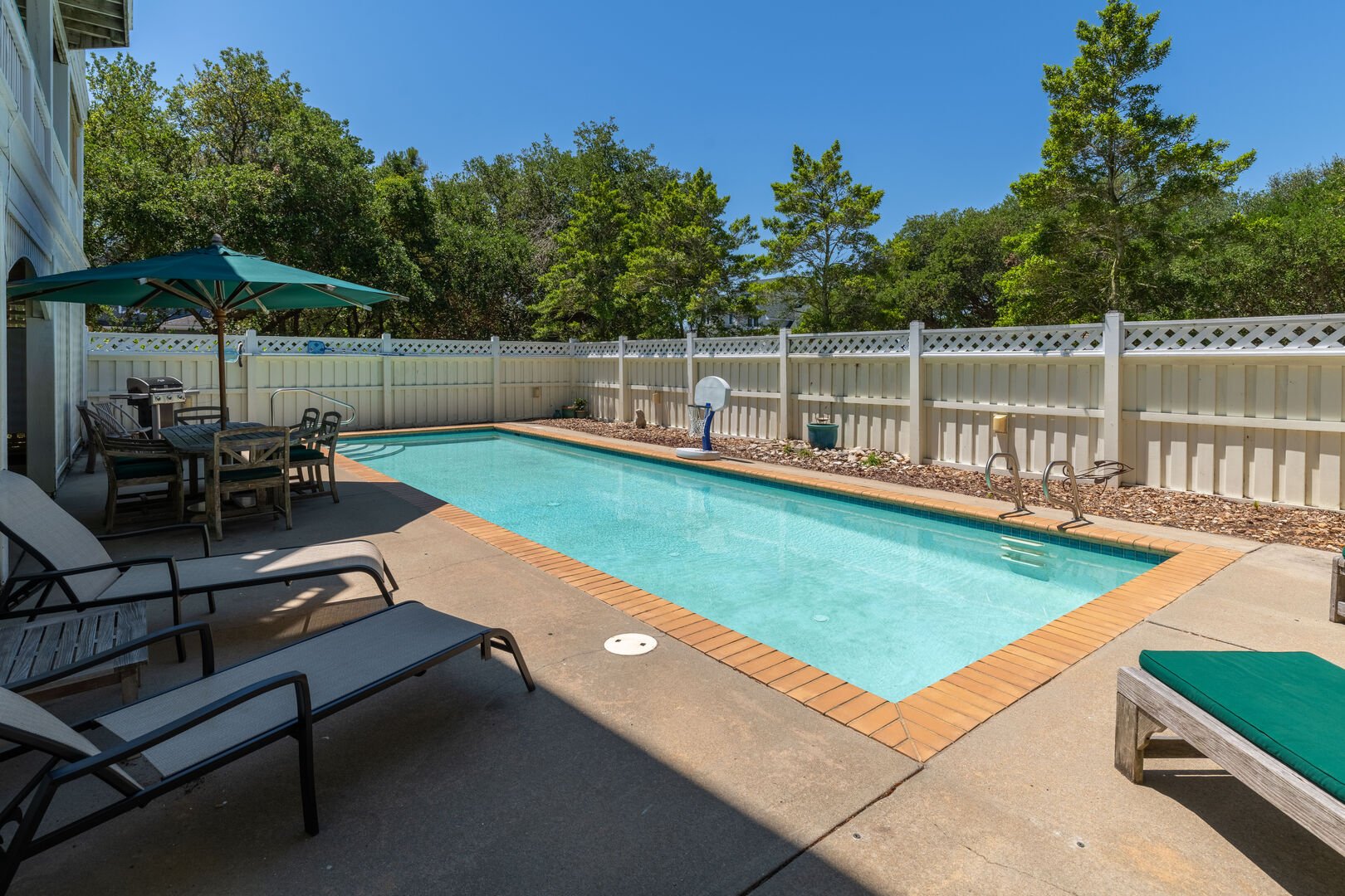 Private Pool: open mid-May to mid. Oct.