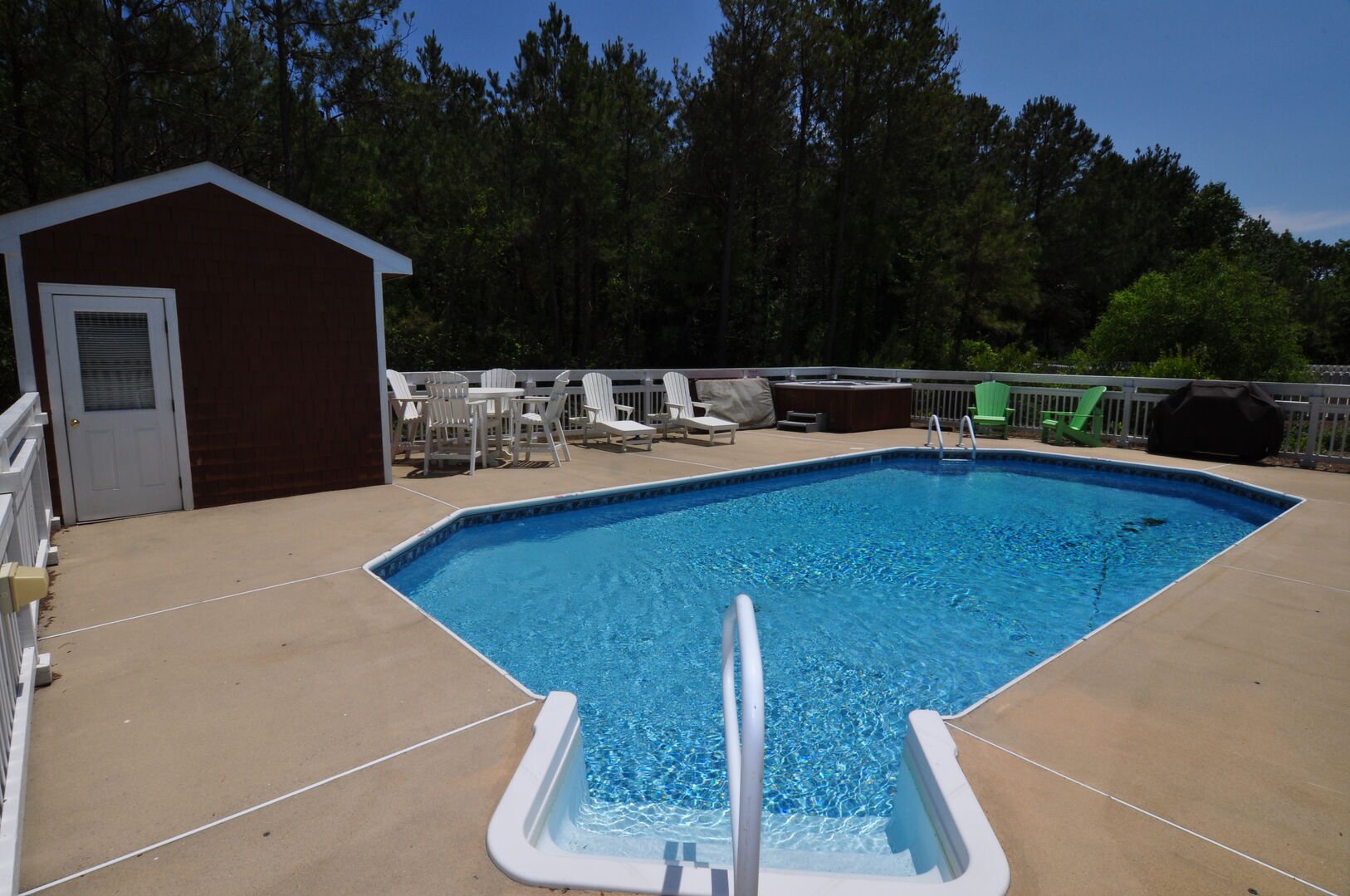 Private Pool: open May to Sept.