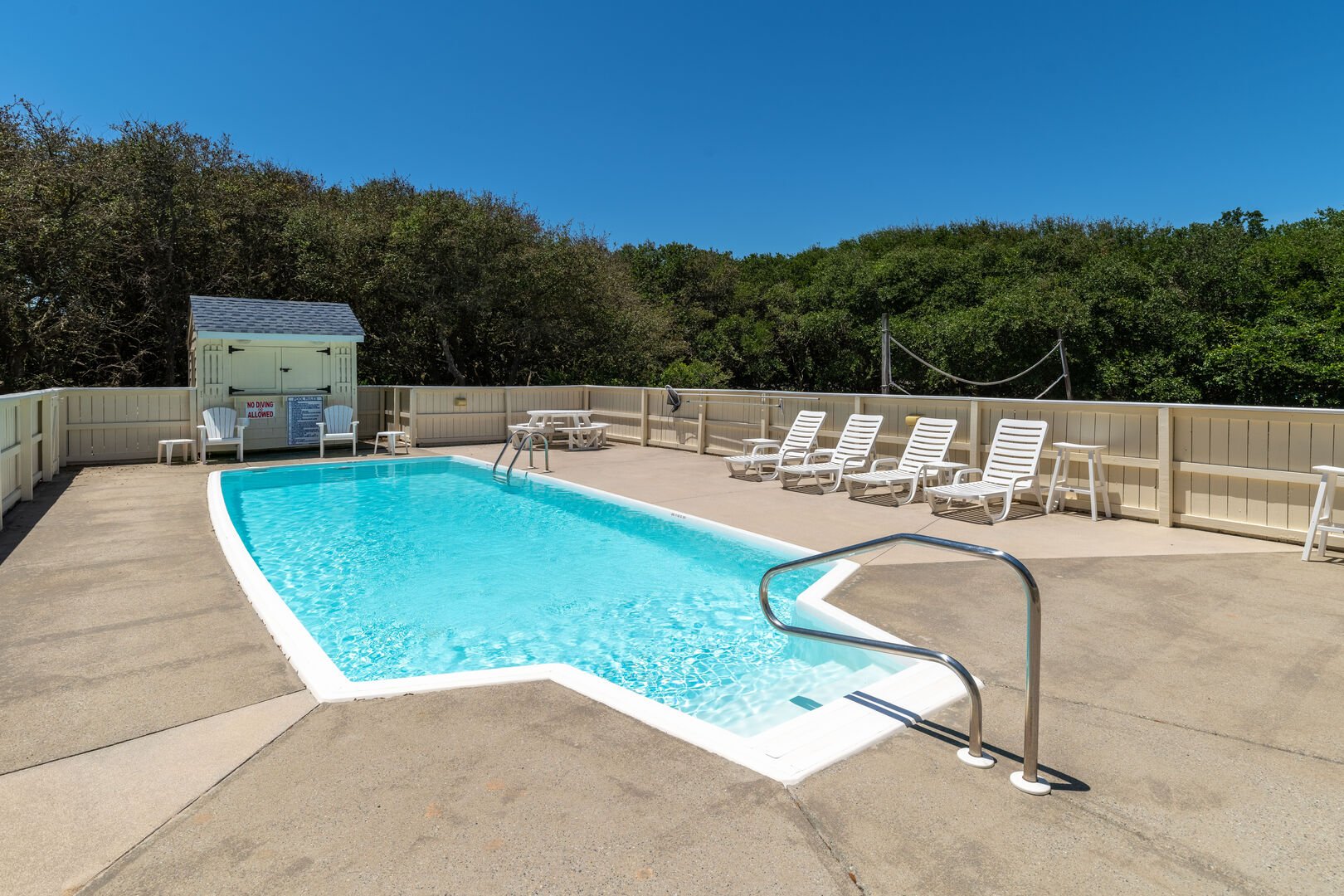 Private Pool: open mid-May to mid-Oct.