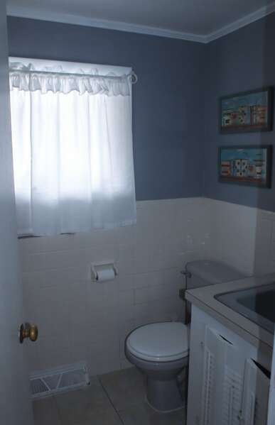Bathroom 2 w/ shower/tub - 85 Sagamore Road Bourne- Boat House