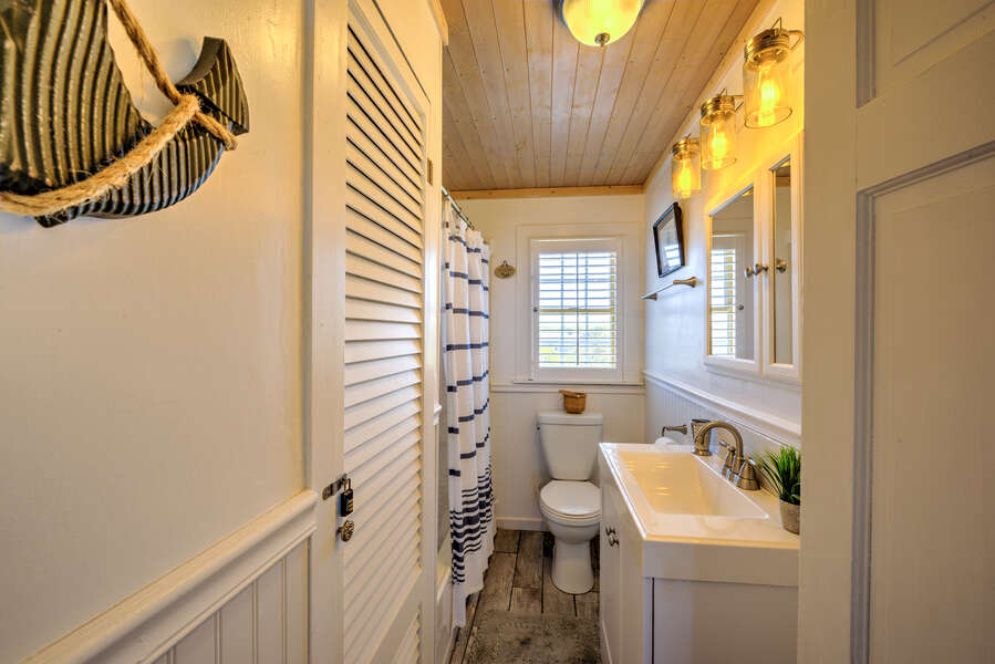 Bathroom - Shower/Tub Combo - Main Floor.