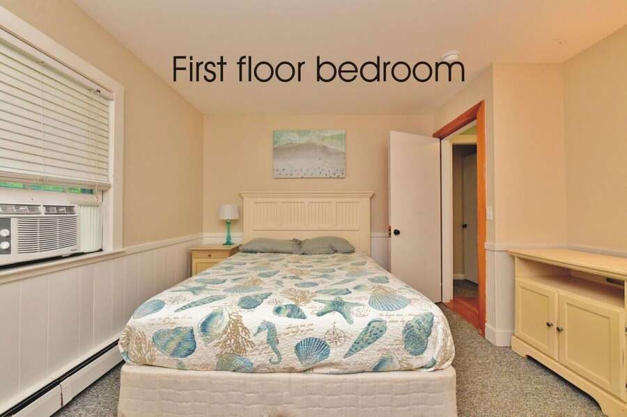 Bedroom 1 - Queen bed- 1st floor