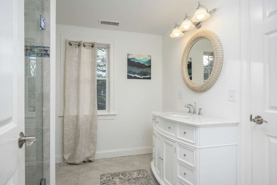 Upper level full bathroom off of the hallway but also acting as an en suite to the adjoining bedroom - 85 Cockle Drive South Chatham Cape Cod - Ides of Marsh - New England Vacation Rentals