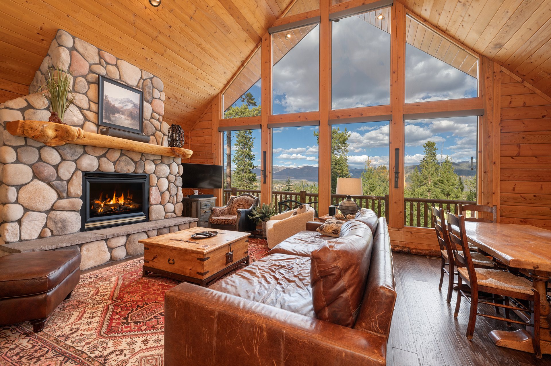 High End Cabin, Breathtaking Views, Outdoor Dining and Firepit, Pet Friendly