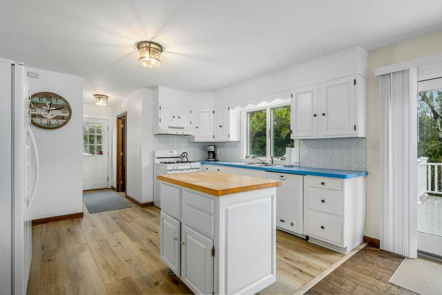 Lots of light in this large kitchen - 4 Portview Road Chatham Cape Cod - Castlerea - NEVR