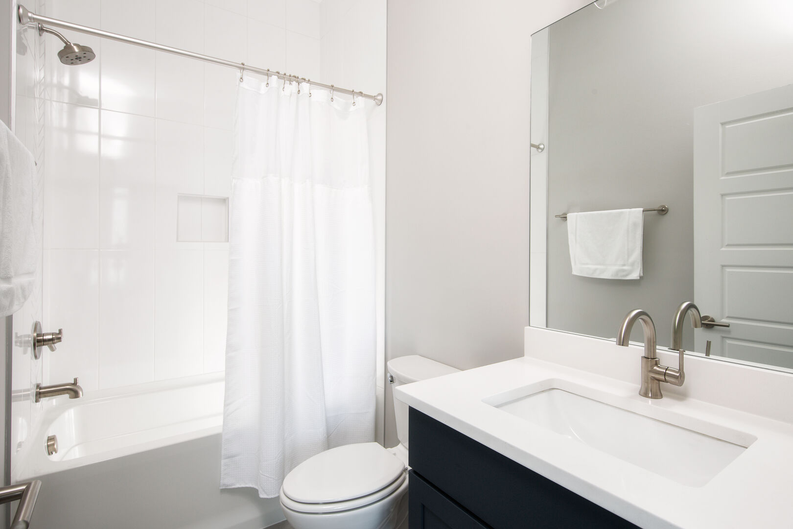 2nd bedroom En-suite bathroom with shower/tub combo. (2nd unit, 3rd floor)