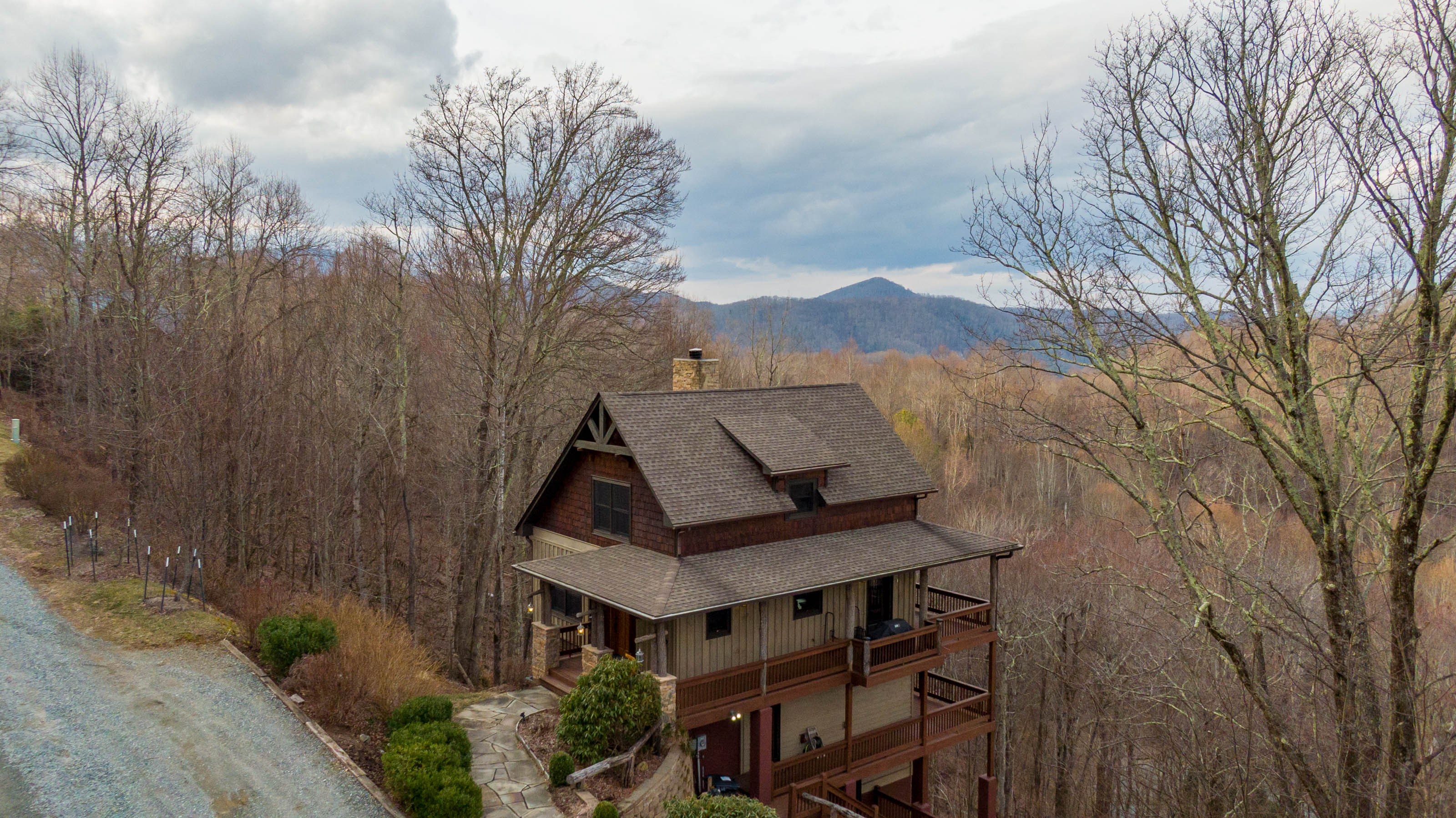 Deer Moments - 3 bedroom home with hot tub, stunning year round views, fire pit, and grill!