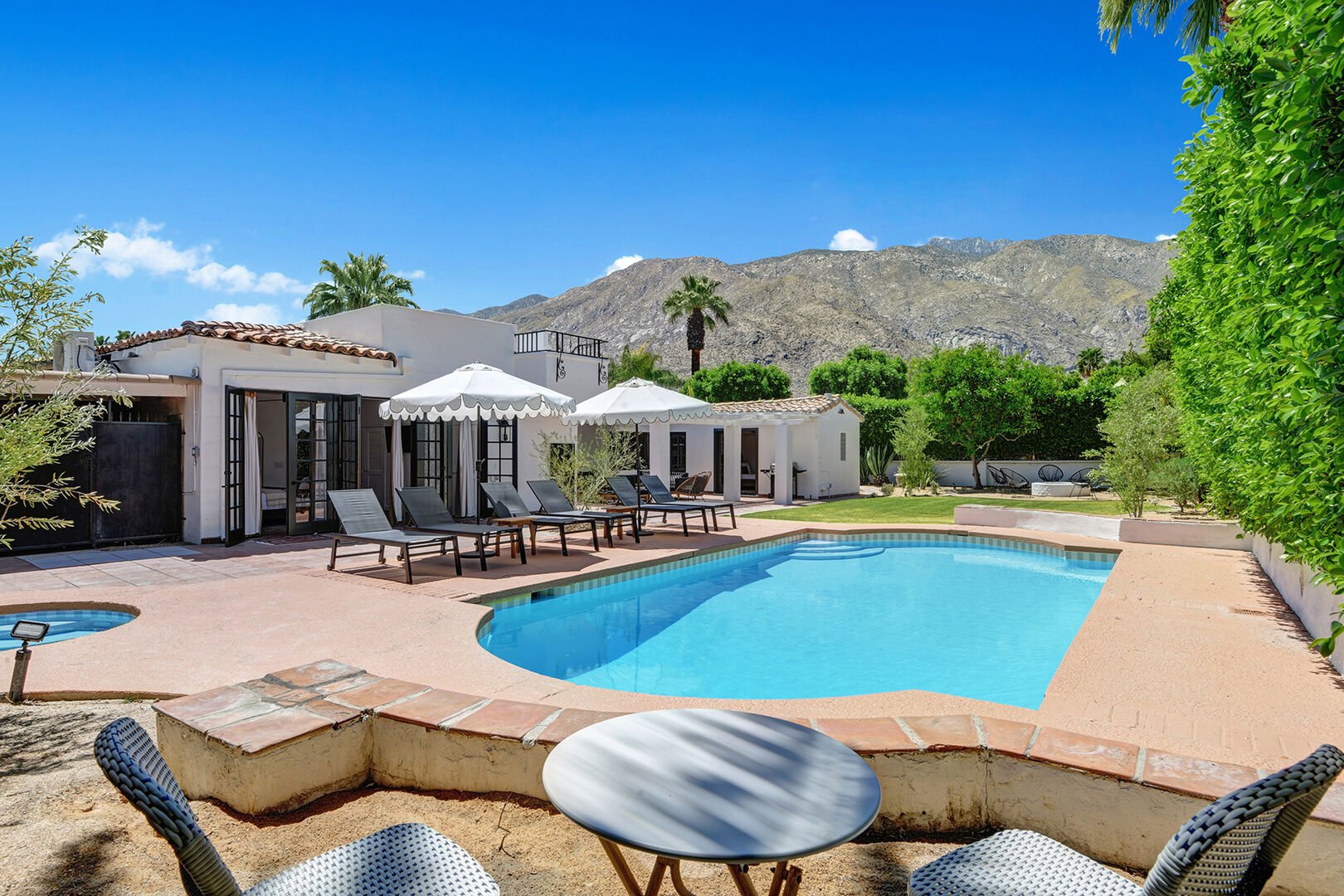 PRIVATE RESORT LIKE POOL, SPA, FIREPIT AND BBQ GRILL IN THIS OVERSIZED COMPOUND IN MOVIE COLONY.  AMAZING MOUNTAIN VIEWS!
