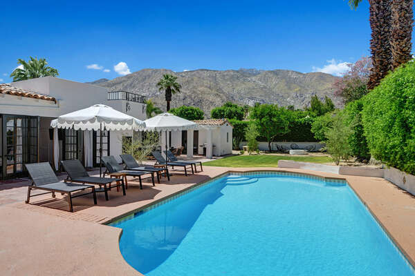 PRIVATE RESORT LIKE POOL, SPA, FIREPIT AND BBQ GRILL IN THIS OVERSIZED COMPOUND IN MOVIE COLONY.  AMAZING MOUNTAIN VIEWS!