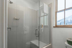 En-Suite Master Bathroom, Shower & Tub