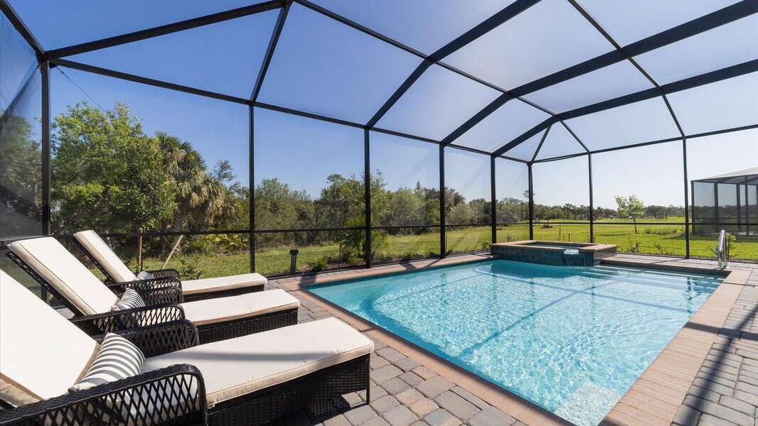 Genießen Sie die Sonne Floridas mit Blick auf den Pool und das 9. Loch des Golfplatzes