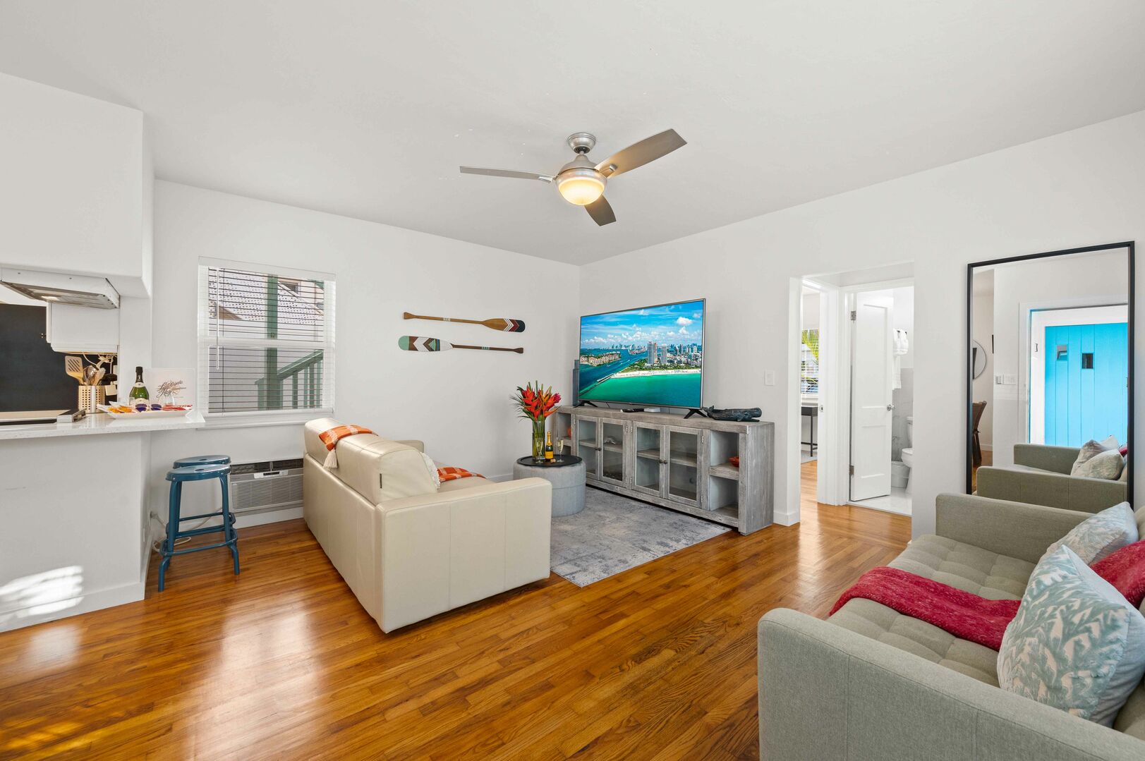 Cozy two bedroom apartment just steps away from the beach and water taxi on the Intracoastal Waterway.