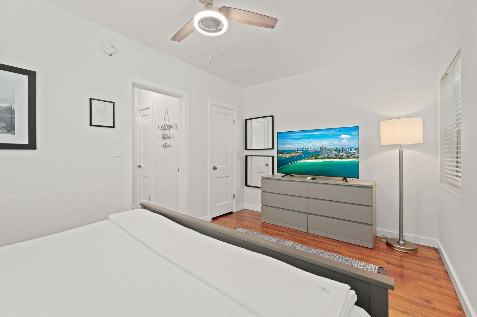 The spacious bedroom offers plenty of daylight, a king size bed and a smart TV.