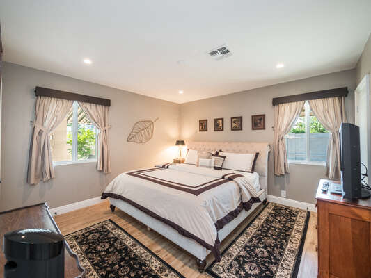Master Bedroom with King Bed and 40