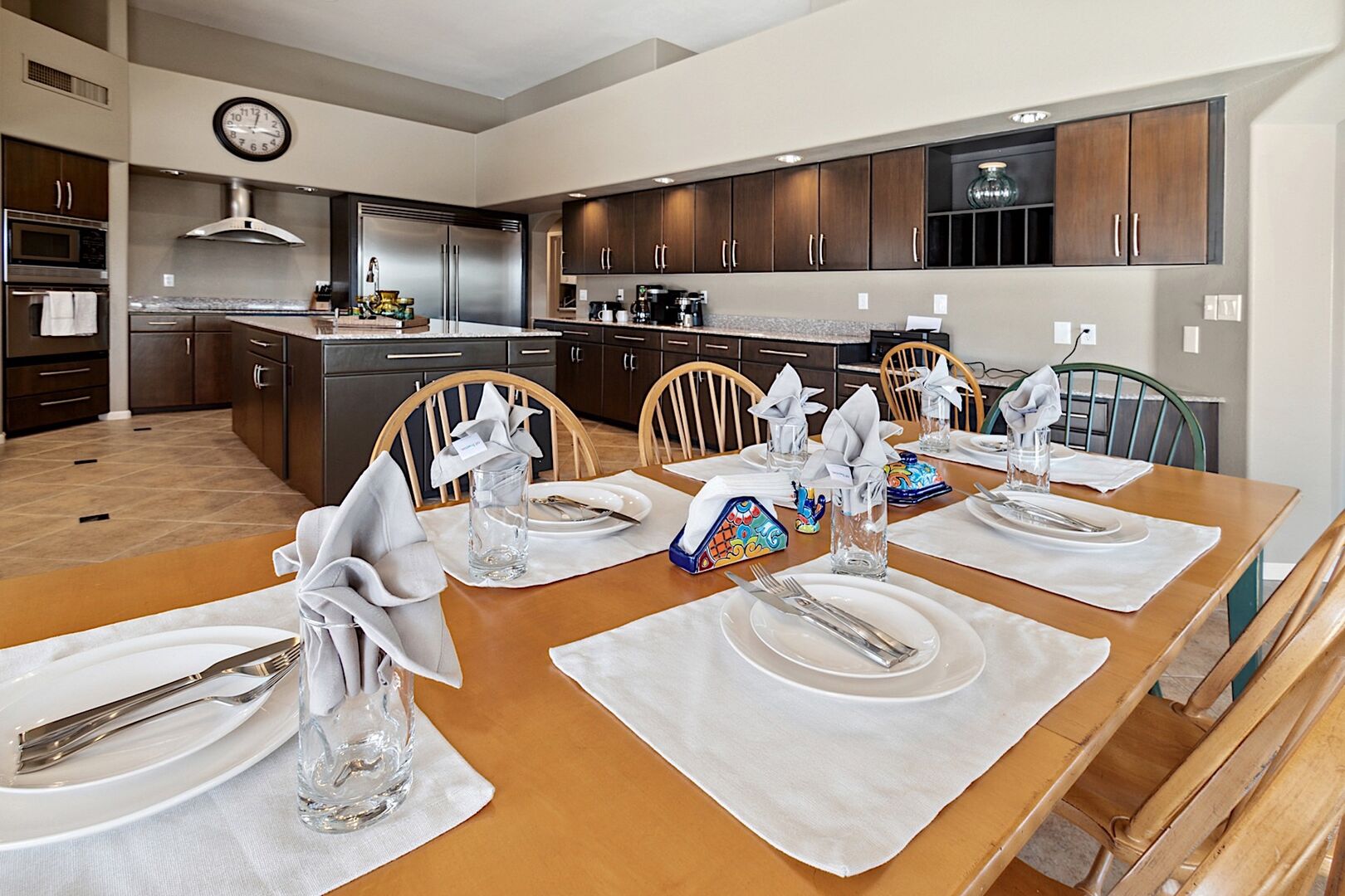 Eat-in kitchen w/ dining table for 6.