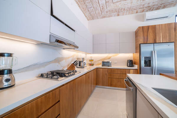 Fully equipped kitchen with breakfast nook