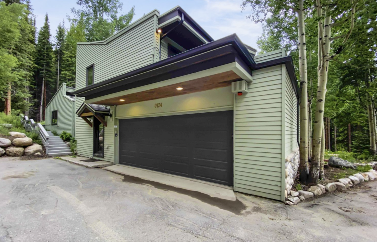 Large garage for 2 cars, keep your skis, bikes and gear out of the snow
