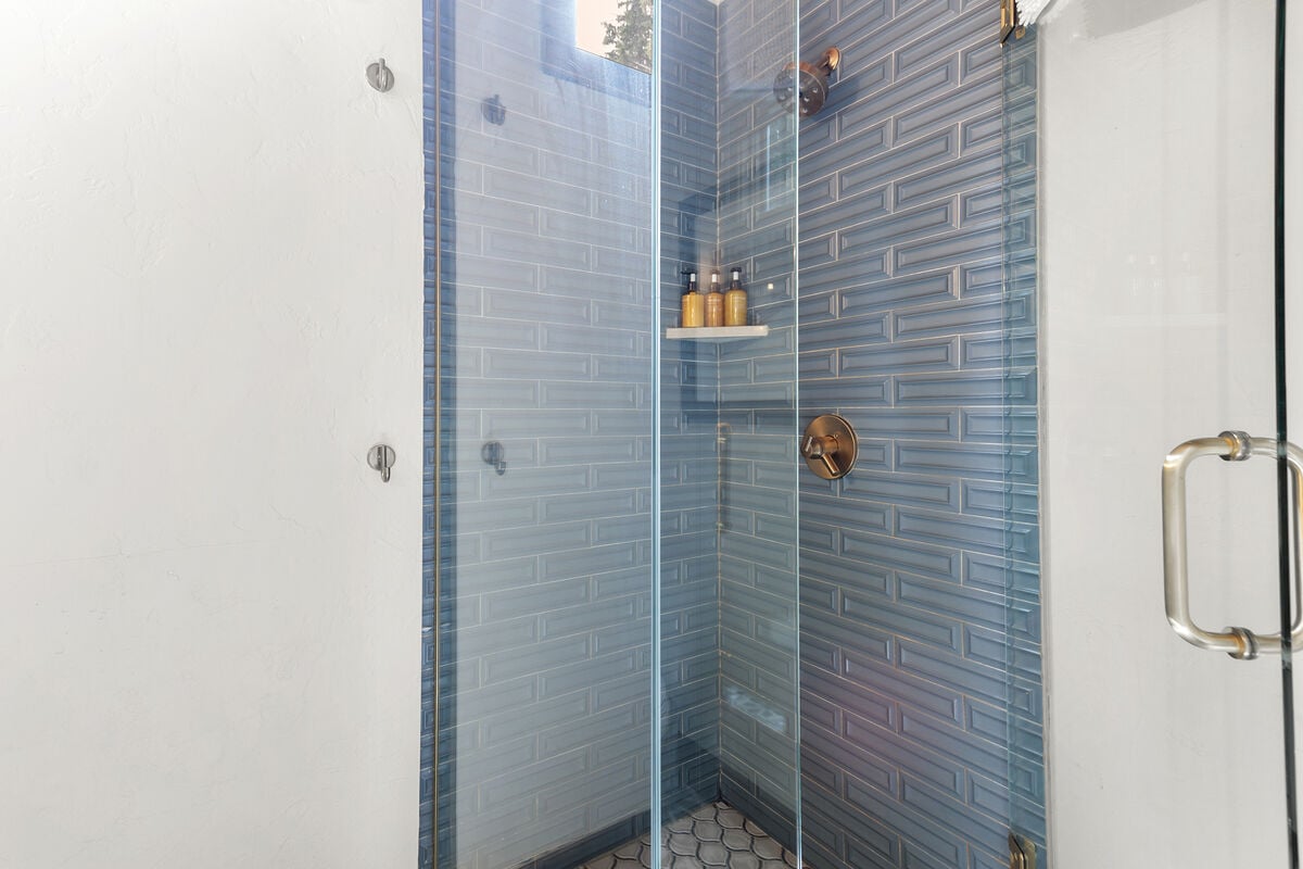 Glass shower in shared queen guest rooms