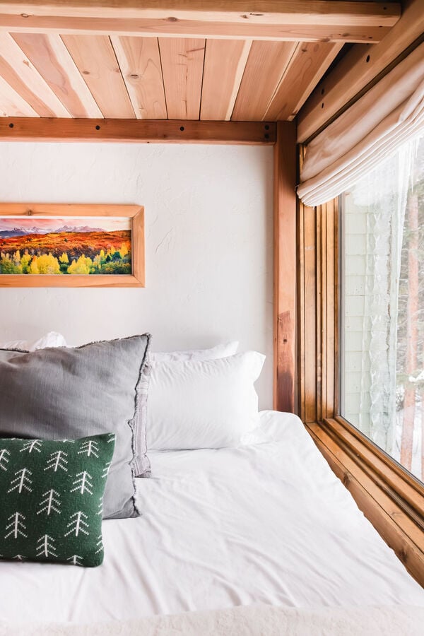 Wildlife Wonders from Bed: Waking up in Creekside Chateau means rolling over to take in the stunning wildlife and forest that surrounds. It's a tranquil experience.