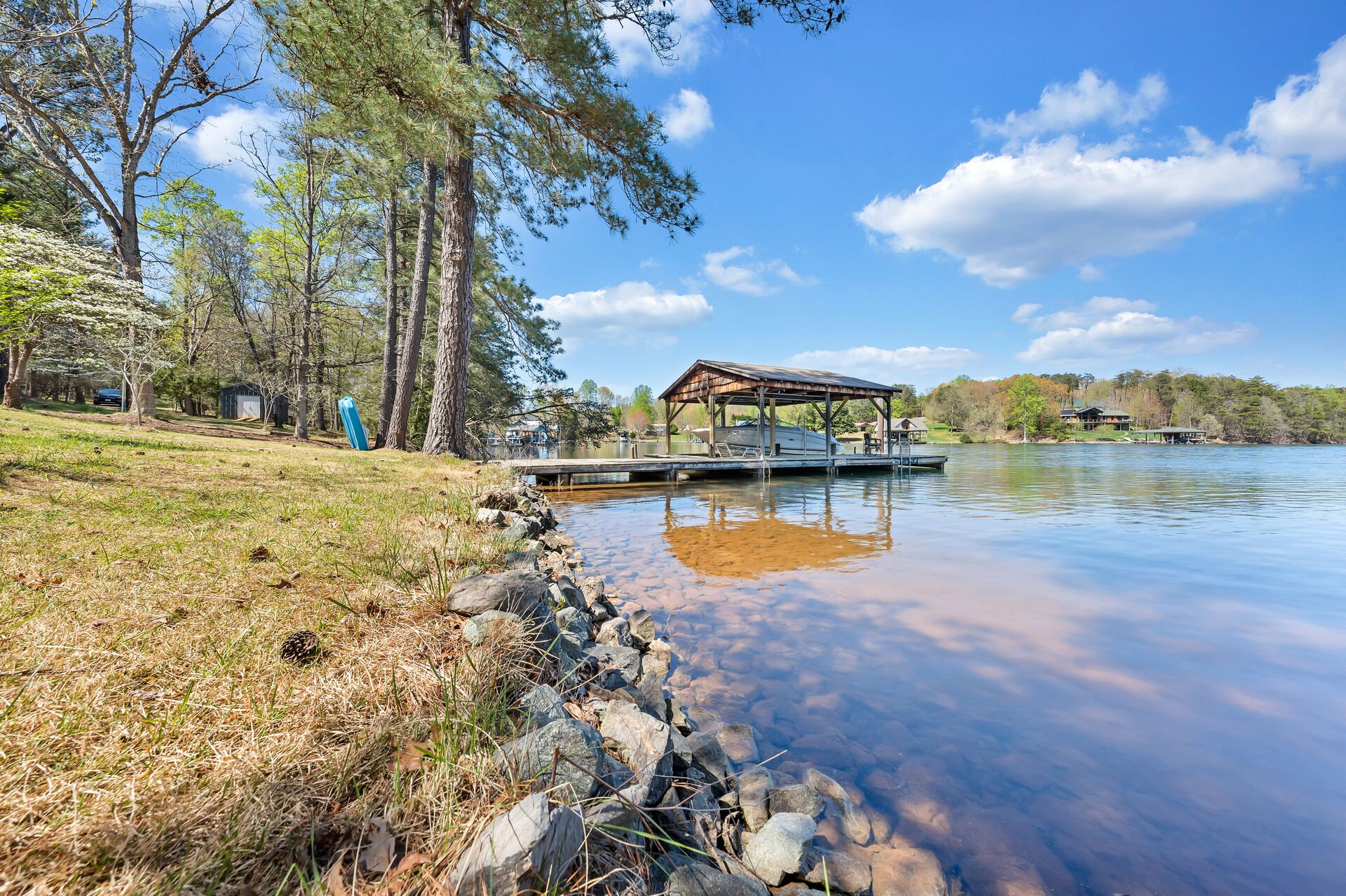 LAKE Harmony: 3 Bedroom Pet-Friendly Lakefront Home.