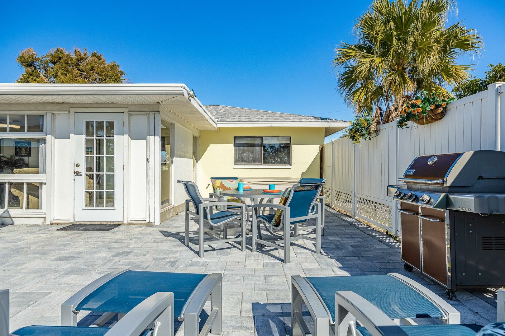 Outdoor dining area for vacation rental in Cape Coral