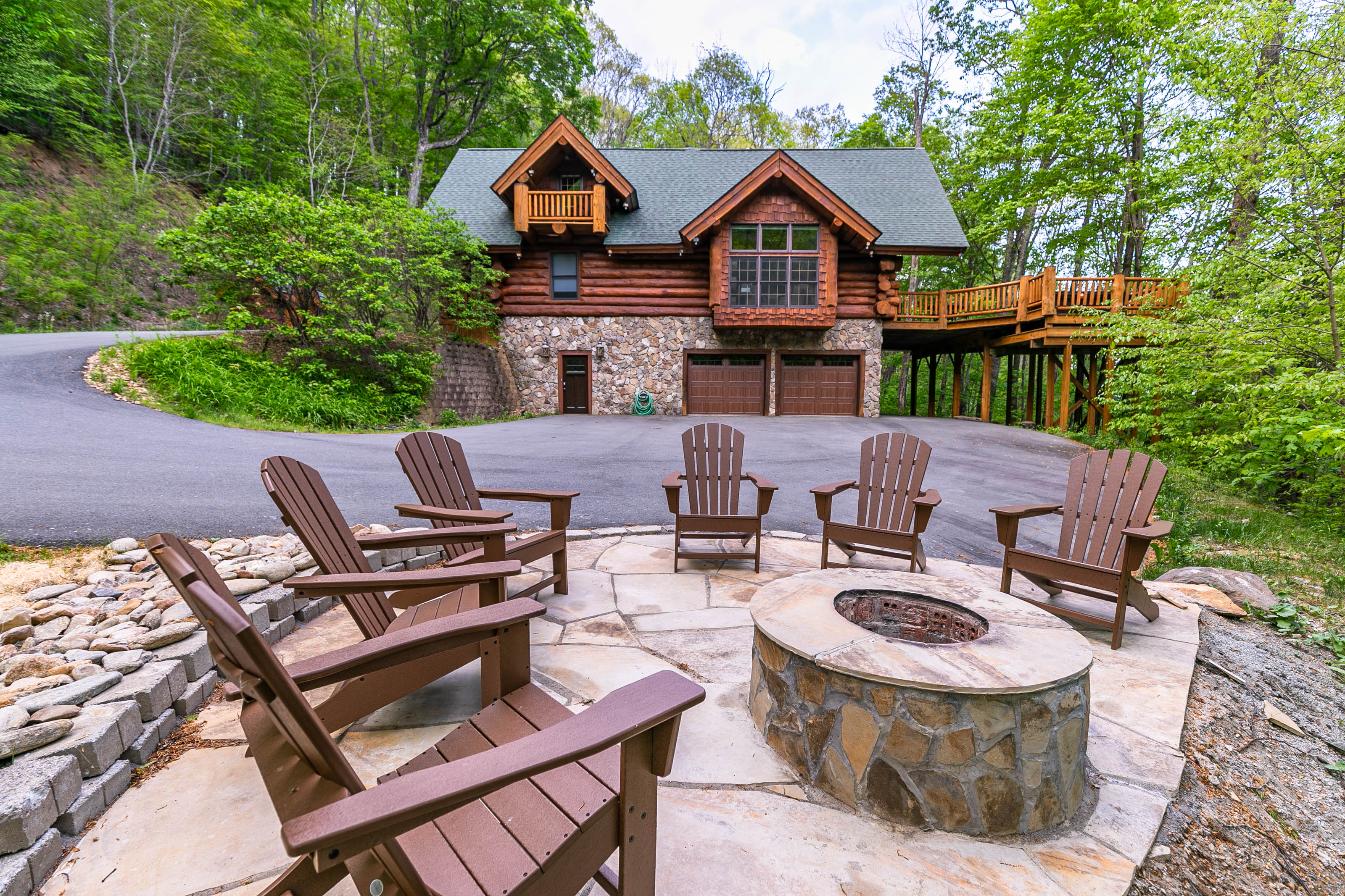 Buffalo Creek Lodge - Private home on 12 acres. Stunning views, hiking trails, hot tub, pool table!