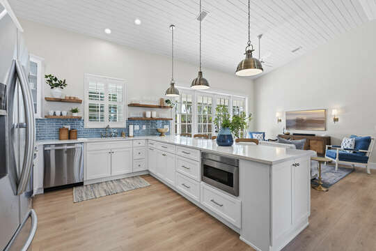 Beautifully renovated full kitchen!