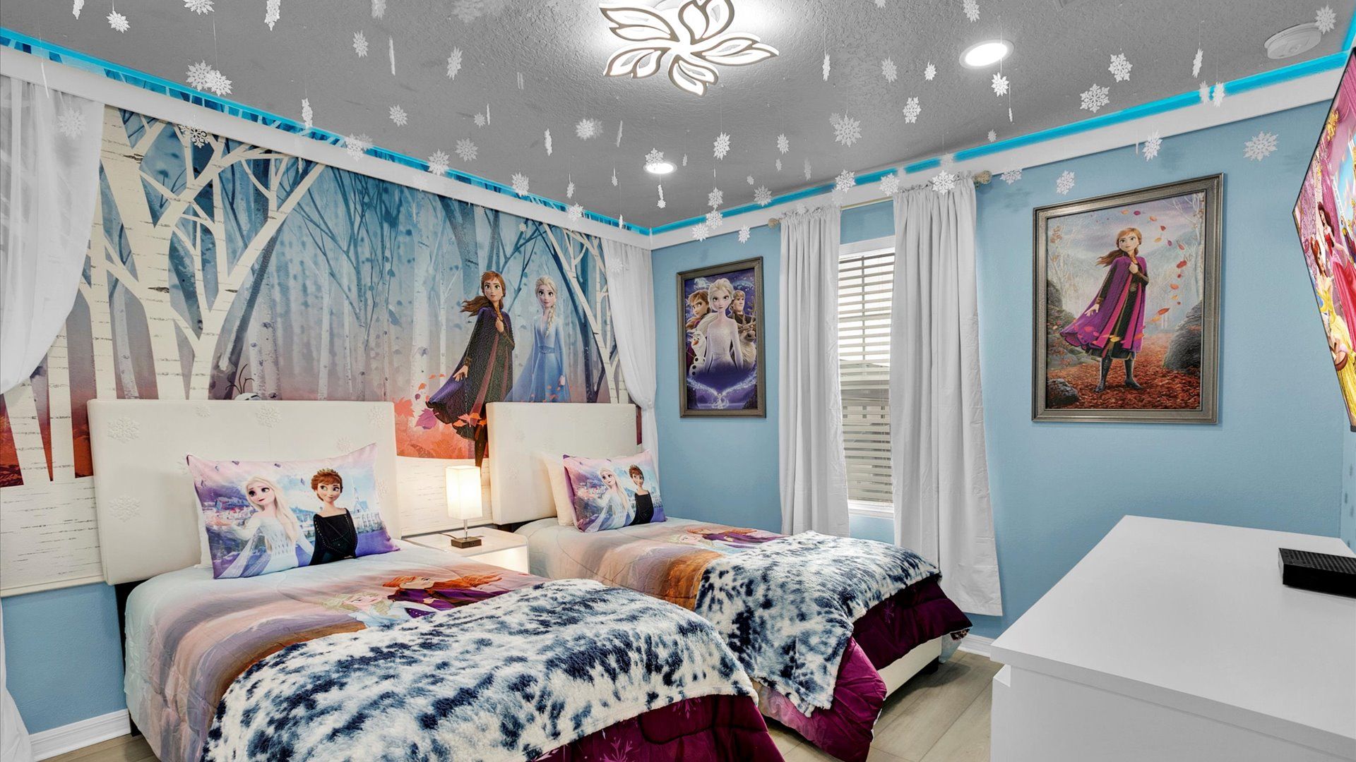 Two Twins Bedroom 4 Upstairs
Shared Bathroom
Frozen Theme