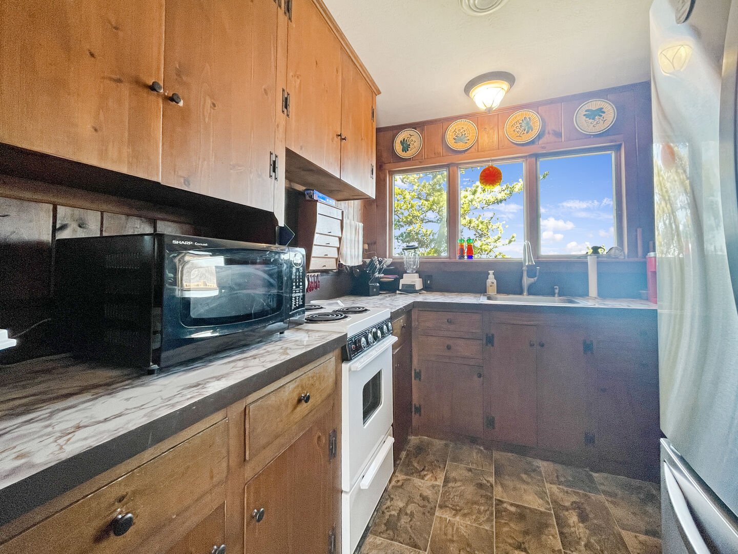 Fully equipped kitchen with microwave