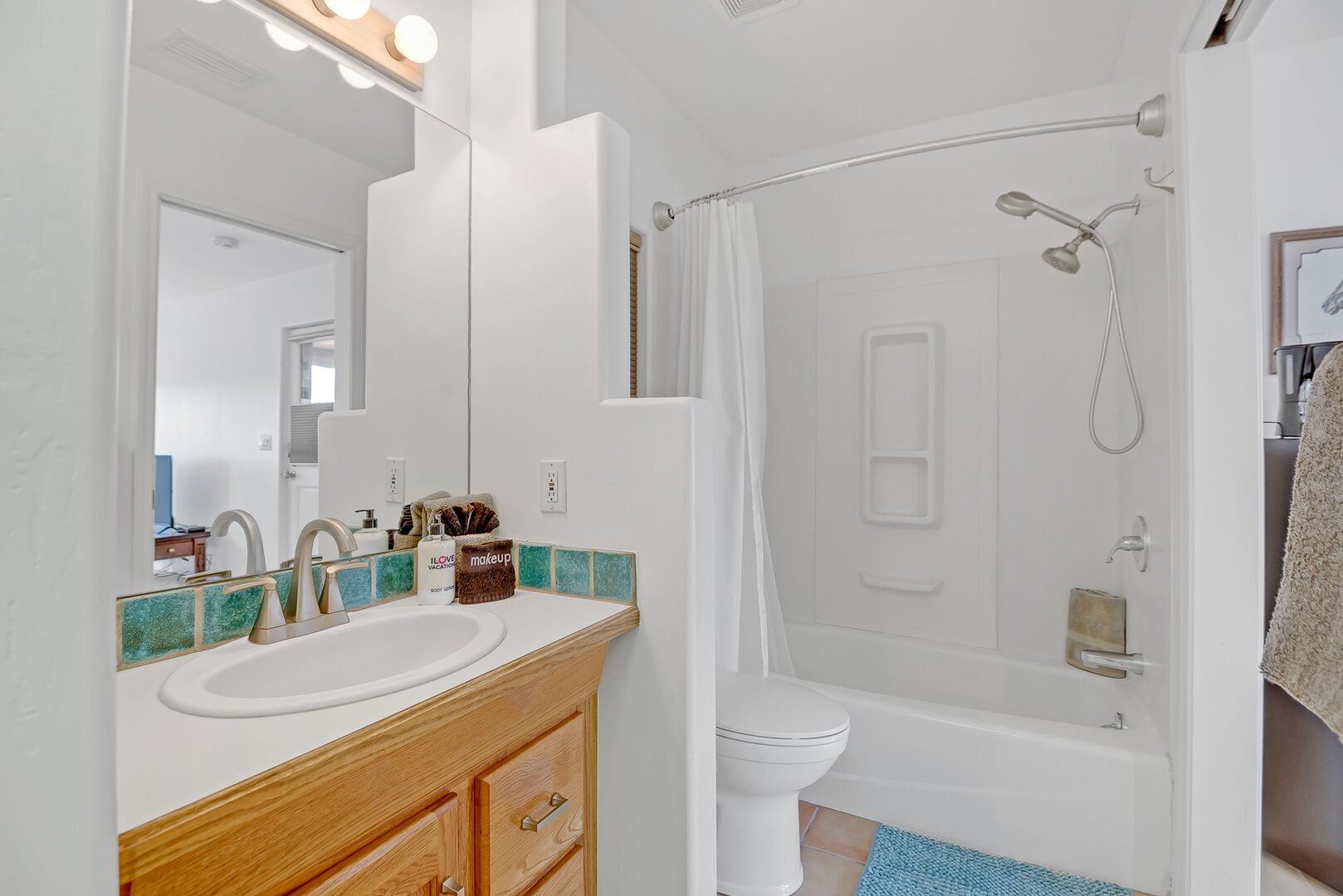 En Suite Casita Bathroom with Tub/Shower Combo