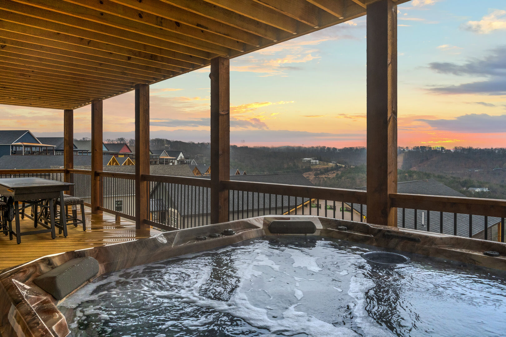 On The Rocks Lodge- Family Lakehouse with Hot Tub and Games!